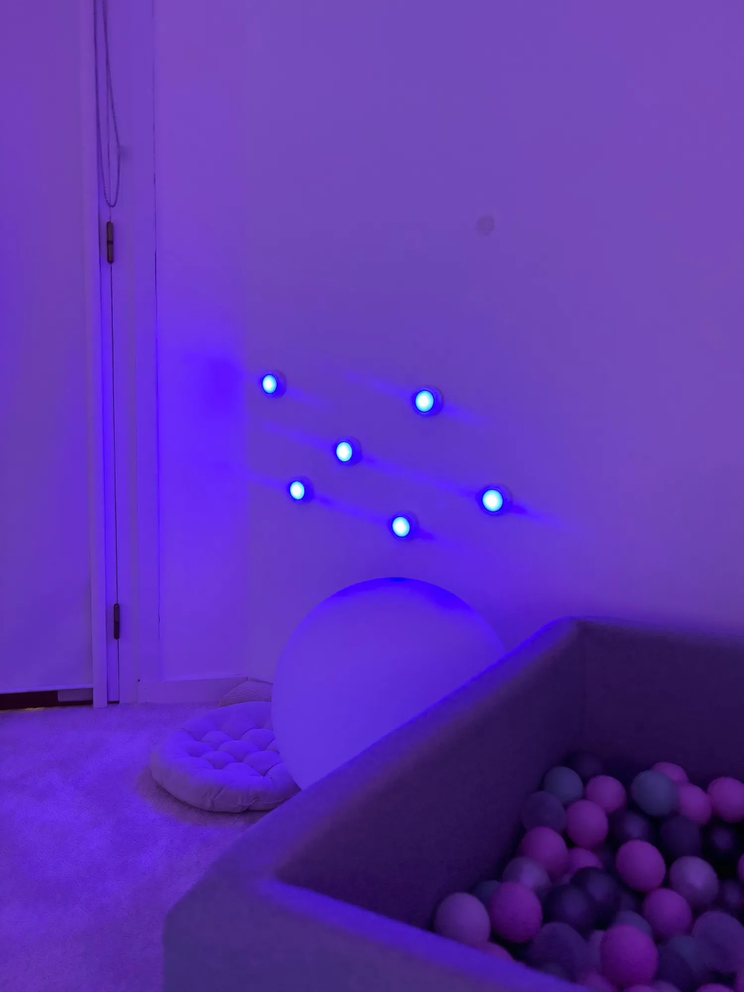 La salle sensorielle : lumières douces et matériel d'exploration des sens